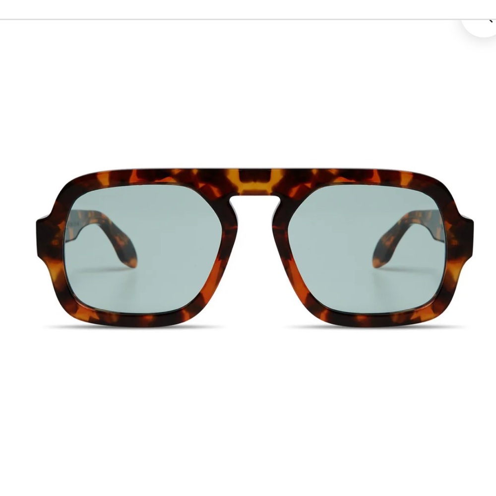 Elisa Johnson Tortoise Shell glasses
